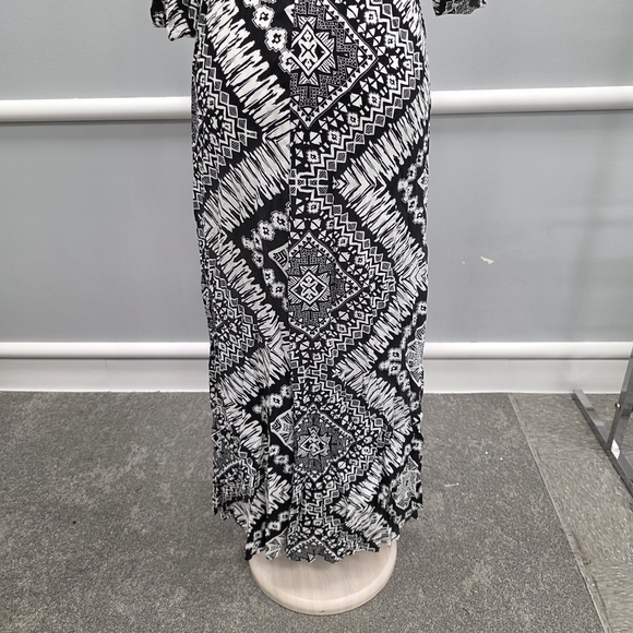 Express Monochrome Geometric Long Sleeve Maxi Dress - Picture 7 of 11